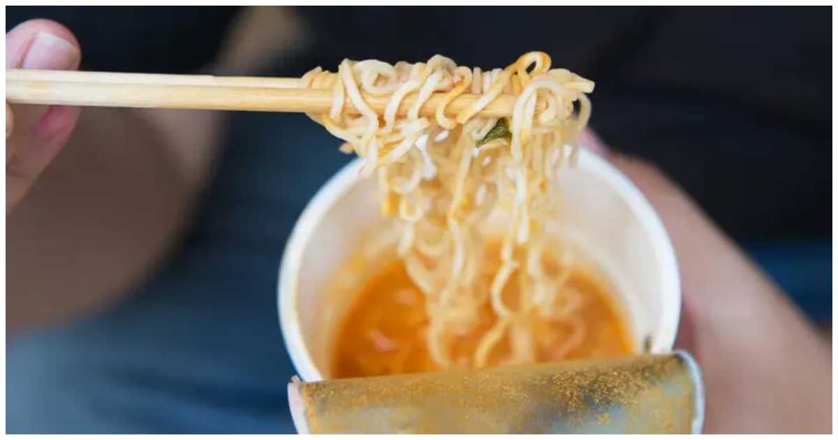 ছোট বাটিতে থাকা ইনস্ট্যান্ট নুডলস। ছবি: ইউএনএন